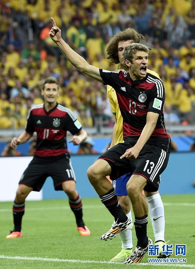 （世界杯·进球时刻）（3）足球——穆勒为德国队攻入一球