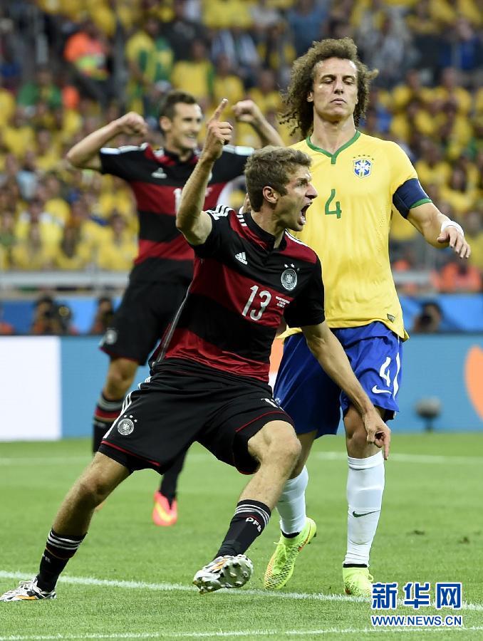 （世界杯·进球时刻）（1）足球——穆勒为德国队攻入一球