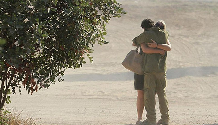 最后的拥抱：士兵告别女友 数小时后阵亡