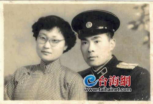 穿军装拍婚纱照_穿军装拍婚纱照姿势