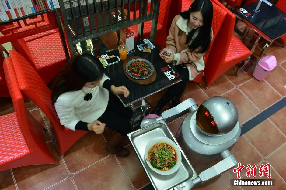 成都首家机器人餐厅开业 引美女食客尝鲜