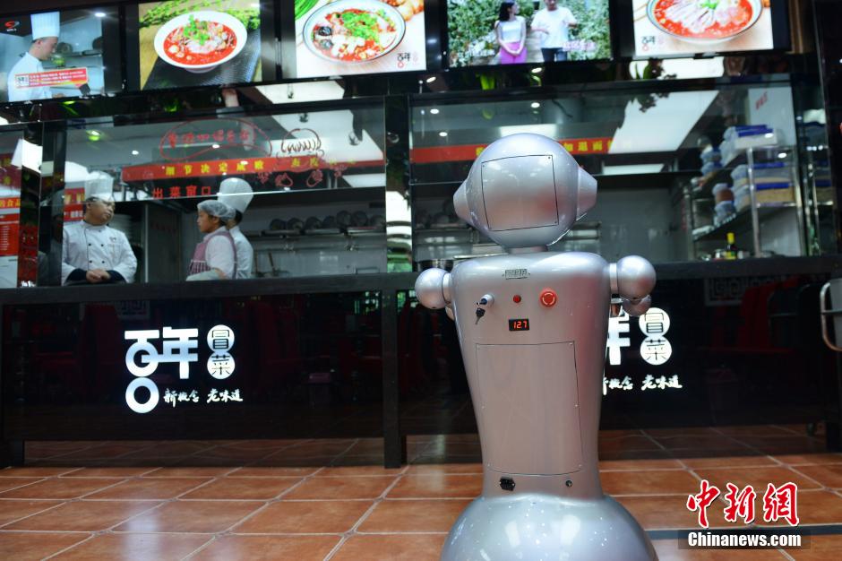 成都首家机器人餐厅开业 引美女食客尝鲜