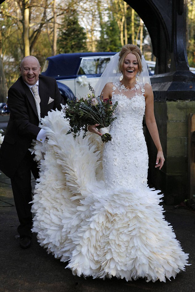 英新娘手工缝制22000片鹅毛造梦想婚纱
