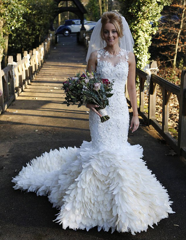 英新娘手工缝制22000片鹅毛造梦想婚纱