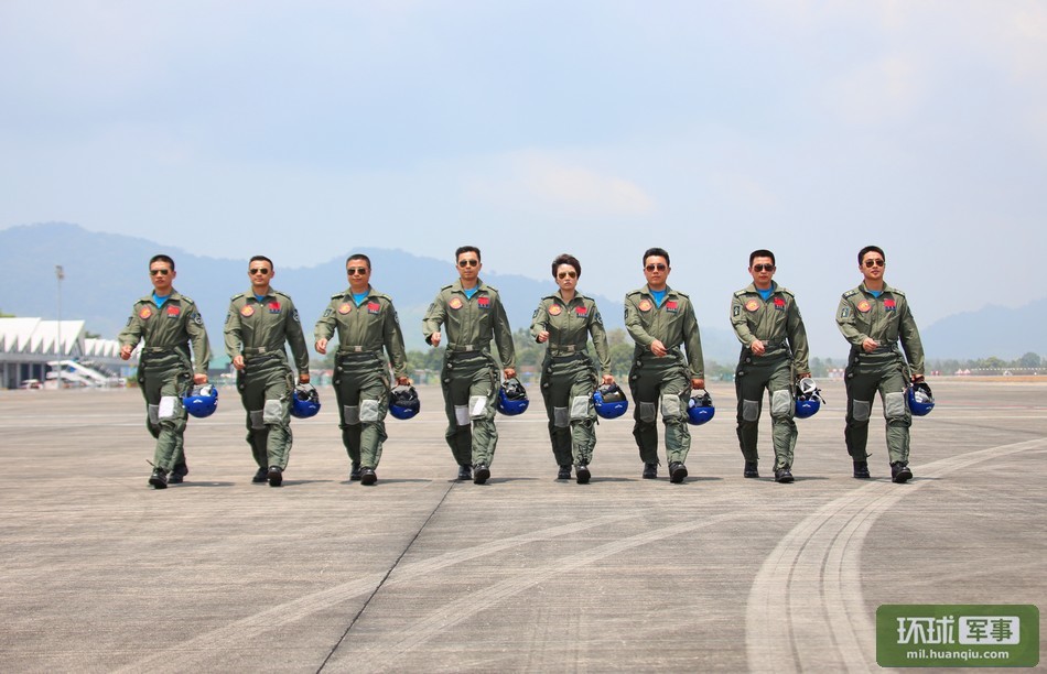 歼-10女飞行员在马来西亚如明星般闪耀(组图)
