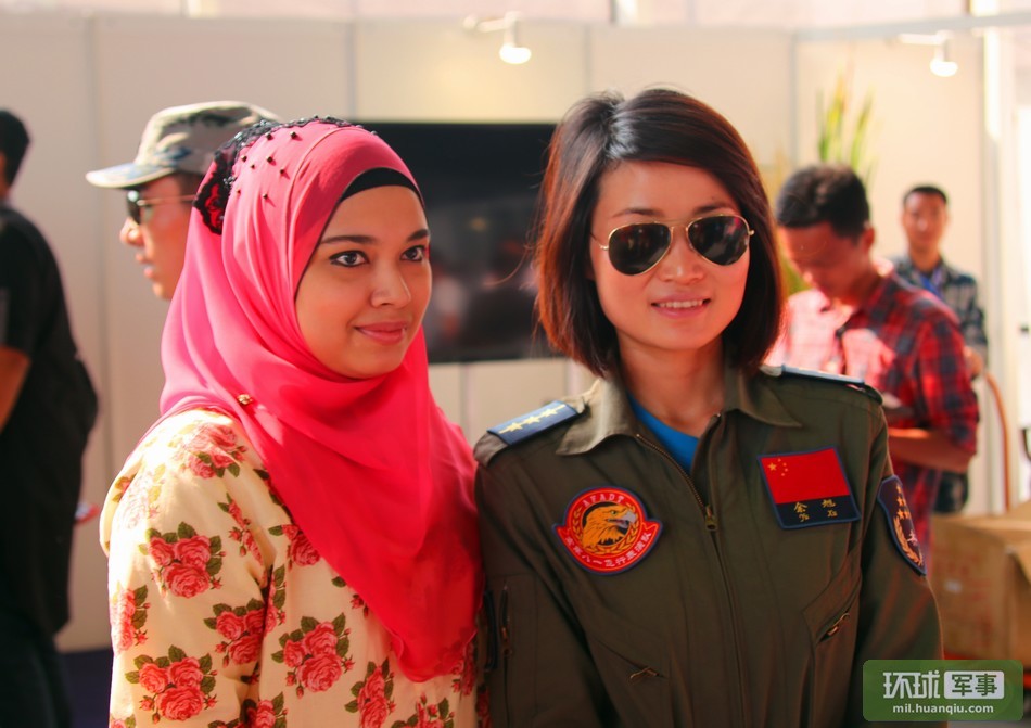 歼-10女飞行员在马来西亚如明星般闪耀(组图)