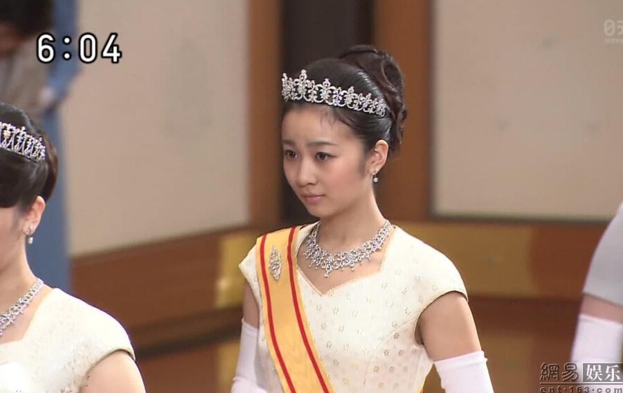 日本佳子公主大学入学典礼 穿着装优雅端庄