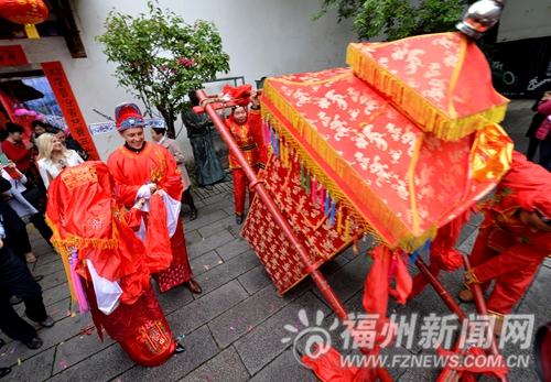 董执谊故居上演跨国婚礼　澳大利亚新郎花轿迎亲