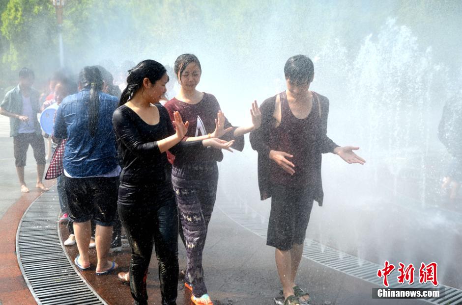 老挝留学生四川欢庆泼水节激情泼水浑身湿透