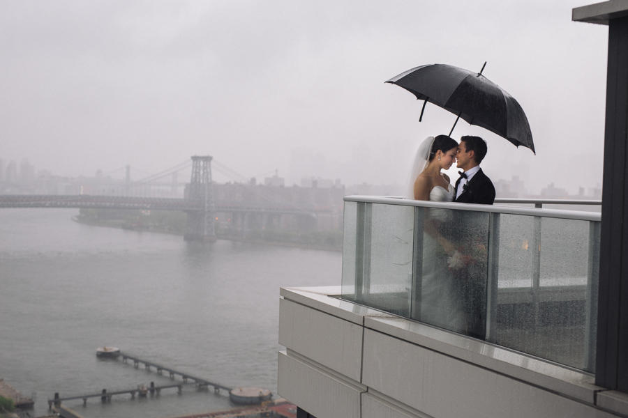 美国新婚夫妇暴雨中完婚