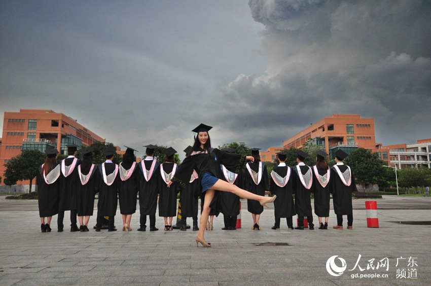 6月是大学生毕业季,在即将告别之时,身在广州的大四学生纷纷用影像