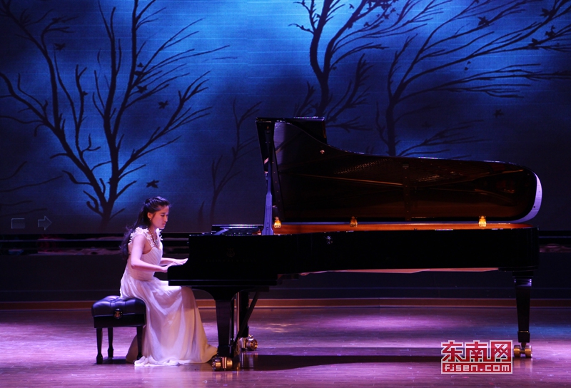 陈思圆表演钢琴独奏《玛祖卡op17》