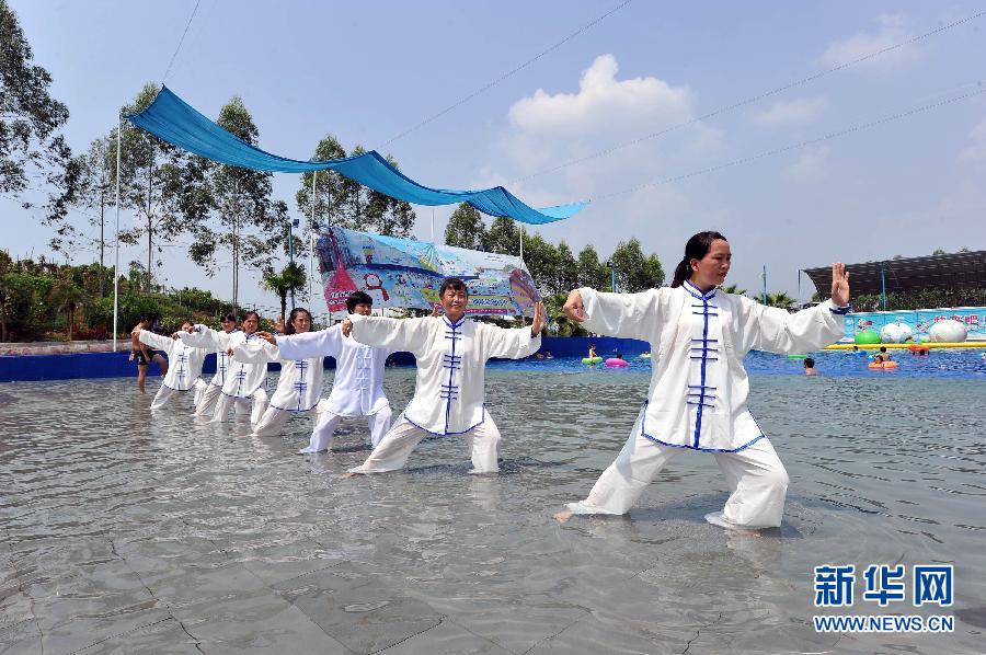 （体育）（1）重庆市民演绎“水上太极拳”