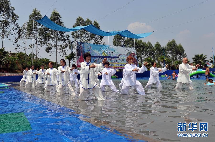 （体育）（3）重庆市民演绎“水上太极拳”
