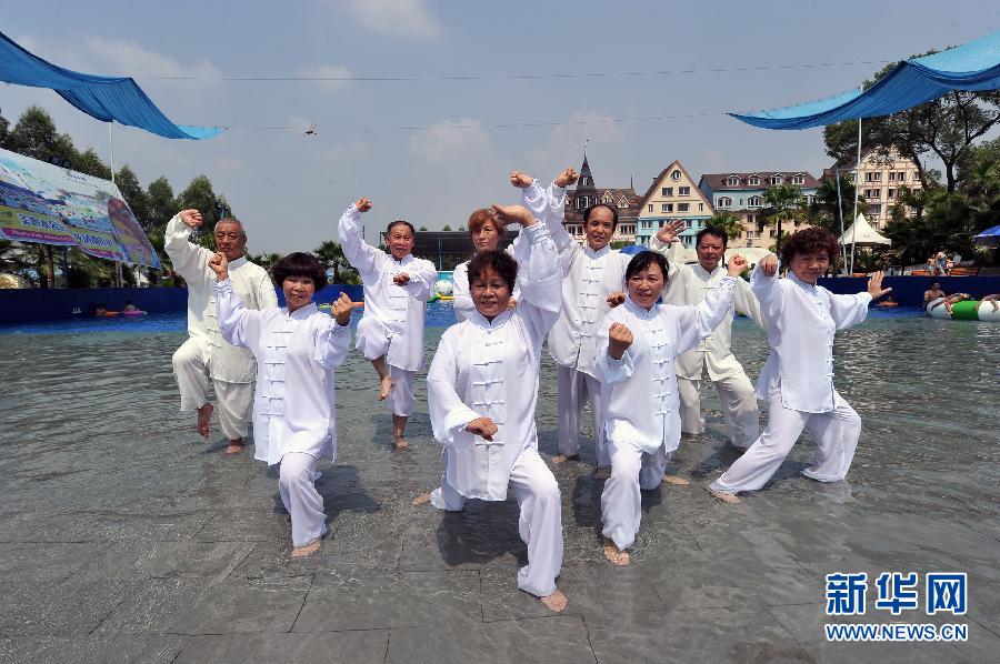 （体育）（4）重庆市民演绎“水上太极拳”
