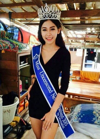 泰国17岁少女选美夺冠 回乡跪谢拾荒母亲