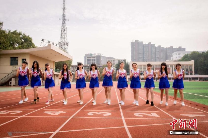 南华大学啦啦队宣传照走红　“女神”展青春活力