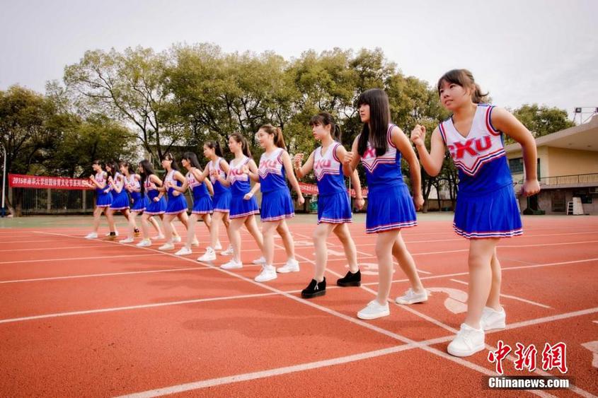 南华大学啦啦队宣传照走红　“女神”展青春活力