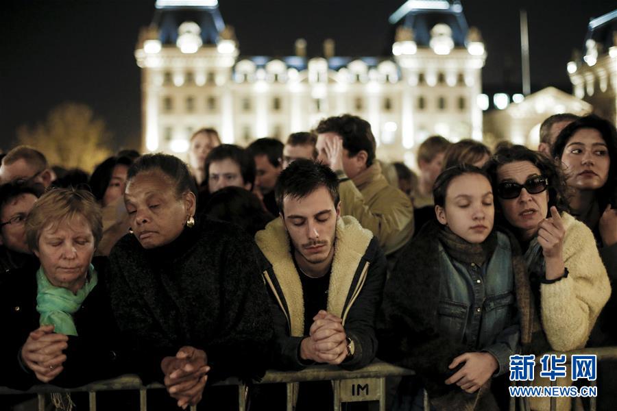 （国际）（2）巴黎圣母院举行恐袭遇难者追思弥撒