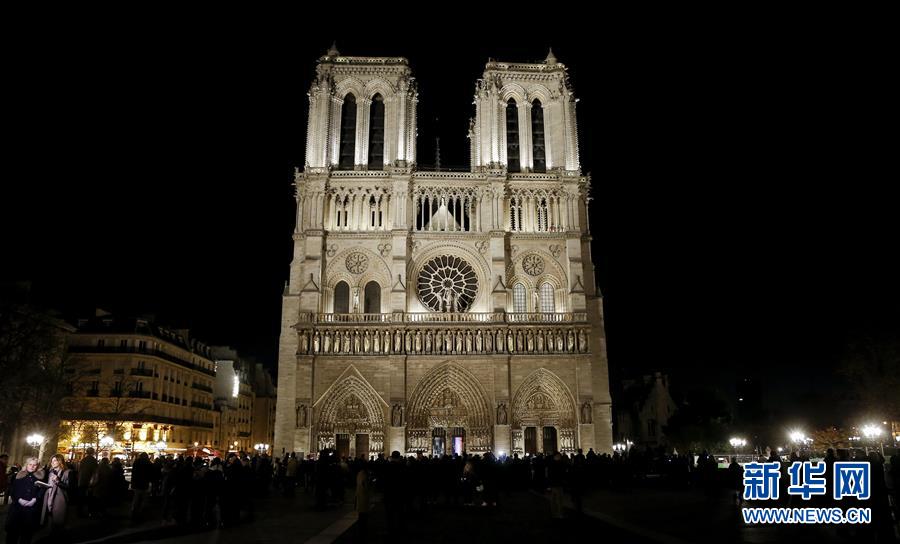 （国际）（4）巴黎圣母院举行恐袭遇难者追思弥撒