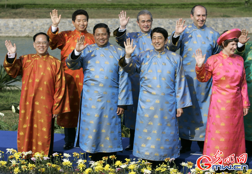 最炫民族风！盘点历年APEC峰会领导人特色服装秀