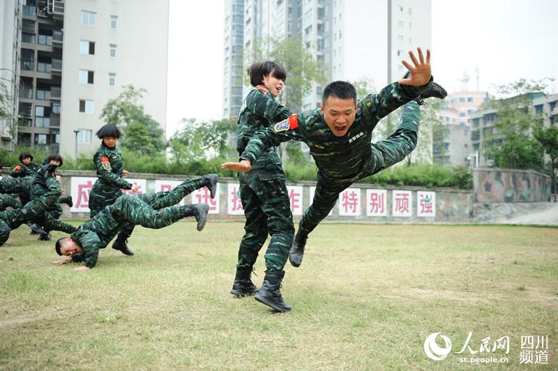 四川总队女子特警队老兵在进行擒敌训练。（图片由四川武警凉山支提供）