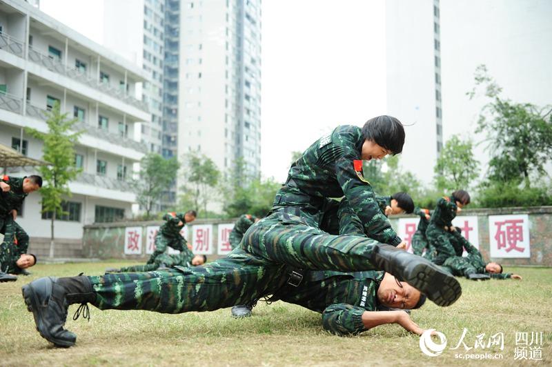 四川总队女子特警队老兵正在进行擒敌训练。（图片由四川武警凉山支提供）