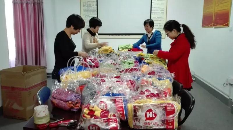 福州200多件爱心毛衣发往新疆 为贫困儿童送温暖