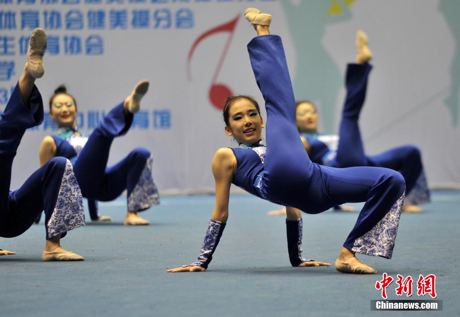 中国大学生啦啦操冠军赛昨举办　美女上阵拼身姿