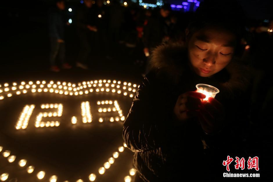 南京大学生点燃烛光祭奠遇难同胞寄哀思 视点聚焦 福建妇联新闻