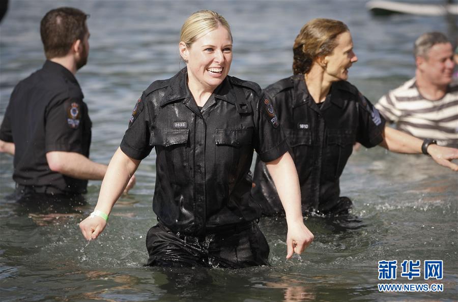 （体育）（1）温哥华警察冬泳为特奥会筹款