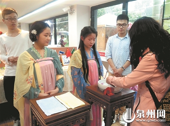 中国情人节！着汉服仿古礼　华大学子重现上巳节