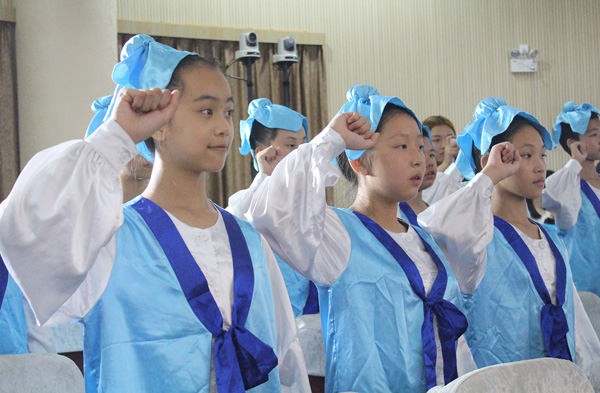 小学生穿汉服宣誓。