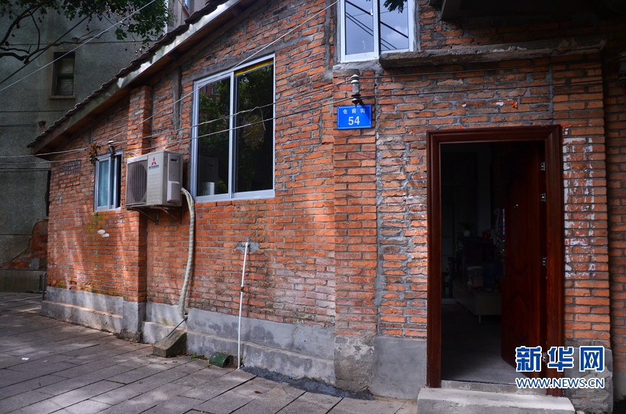 林梅英老人的家是一座红色的小砖房,房桂英一周会过来好几趟.