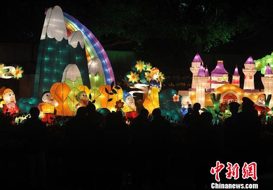 2月7日晚，福州市民在观赏白雪公主和七个小矮人彩灯。　张斌　摄