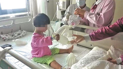 两岁女儿患尿毒症 慈父愿为女捐肾无力承担医疗费