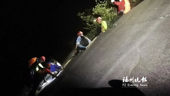两男子被困磨溪岩壁　母亲节两位妈妈攀绝壁救人