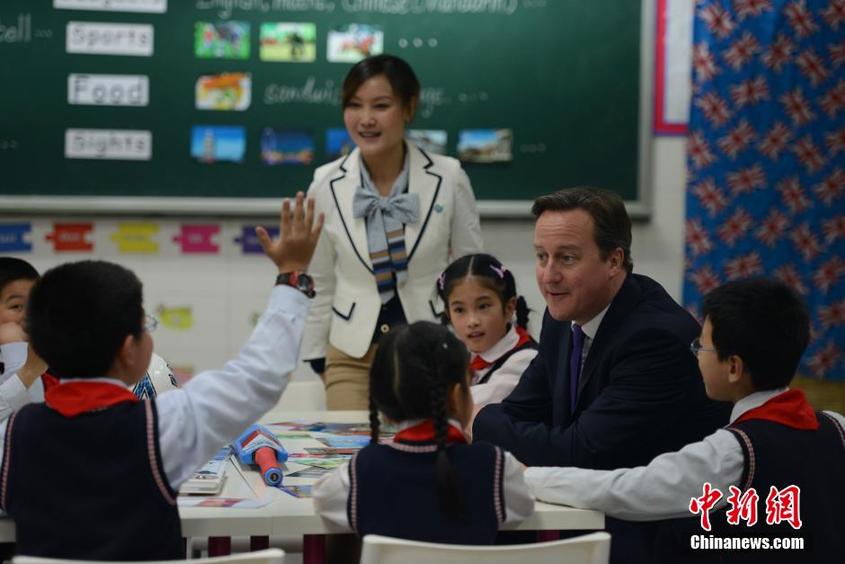 英国首相卡梅伦访问四川 与成都小学生切磋乒乓球技