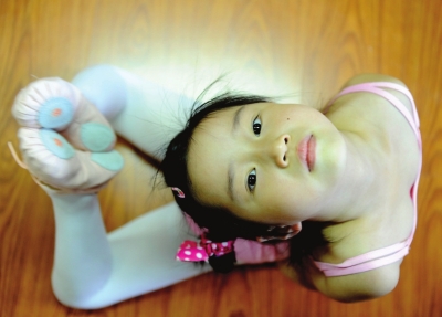 跳芭蕾舞的小女孩压腿图片