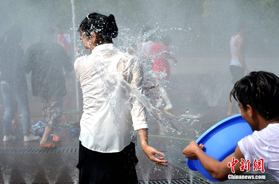 老挝留学生四川欢庆泼水节激情泼水浑身湿透