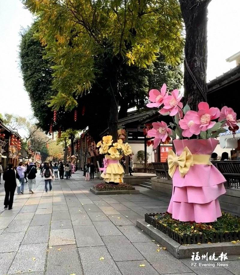 福州三坊七巷树木穿“花衣”